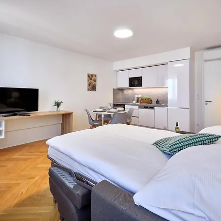 Downtown Rubesova 4*