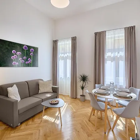 Downtown Rubesova Lejlighedshotel 4*
