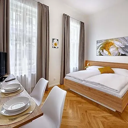 Downtown Rubesova Lägenhetshotell 4*