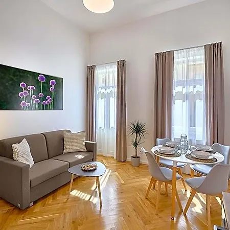 Downtown Rubesova Lägenhetshotell 4*