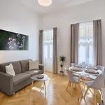 Downtown Rubesova Aparthotel 4*